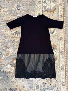 Bailey 44, Navy/Black Short Sleeve Shift Dress with faux leather/Lace Hem. Sz s